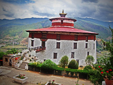 De Ta Dzong in Paro waar nu het Nationaal Museum is gevestigd