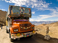 Indische truck op de Kordong La bergpas