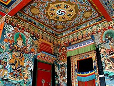 Wand- en plafonddecoratie in het Rumtek klooster