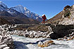 Op de achtergrond de Annapurna's die bijna 5.000m boven de vallei uitsteken
