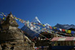 Kleurrijke gebedsvlaggen met besneeuwde bergtoppen op de achtergond