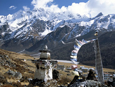De Langtang pass eindigt bij Kyangjin Gompa (3.840m) aan de voet van de Langtang Lirung