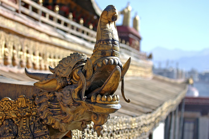 Houtsnijwerk van een draak aan nabij de Jokhang Tempel