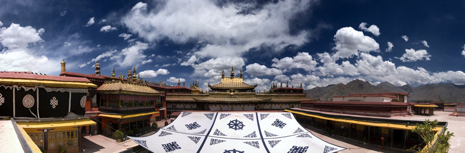 Panorama vanop het dak van de Jokhang tempel