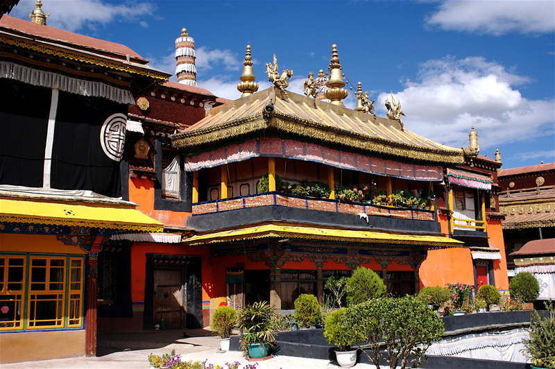 De Jokhang Tempel op de markt van Barkhor te Lhasa