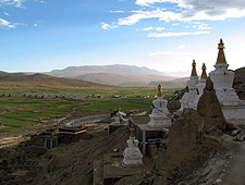 Het mooie Sakya klooster werd  aan weerszijden van de rivier opgetrokken